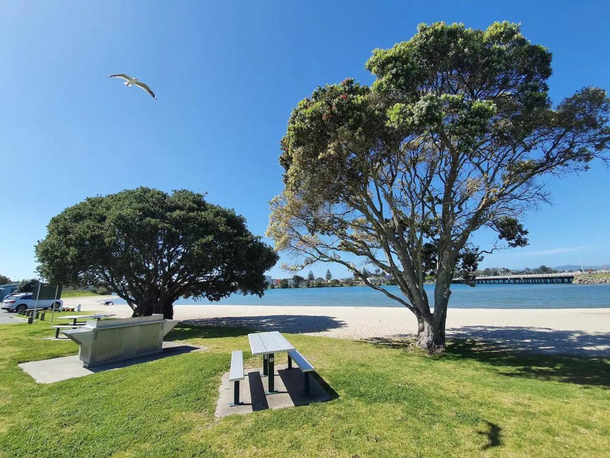 Tauranga - Big, Beautiful Villa On The Water! Bagian luar foto